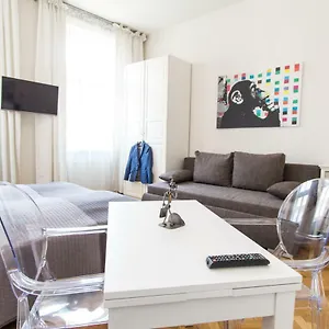 Design I Contactless Check-in Apartment